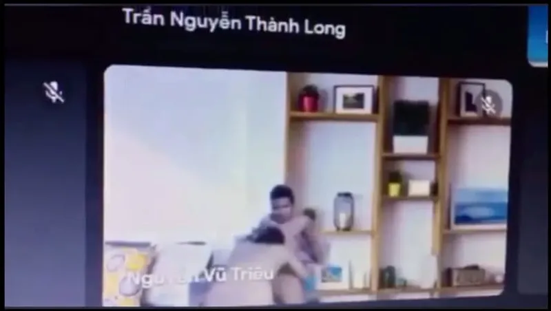 Học online quên không tắt camera lộ cảnh gấu đang mút mút