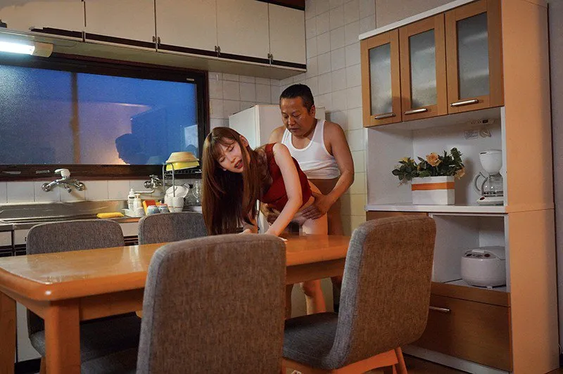 Hạt giống nhỏ bị người chồng mới của mẹ nện mỗi ngày, cho dù đã có người yêu