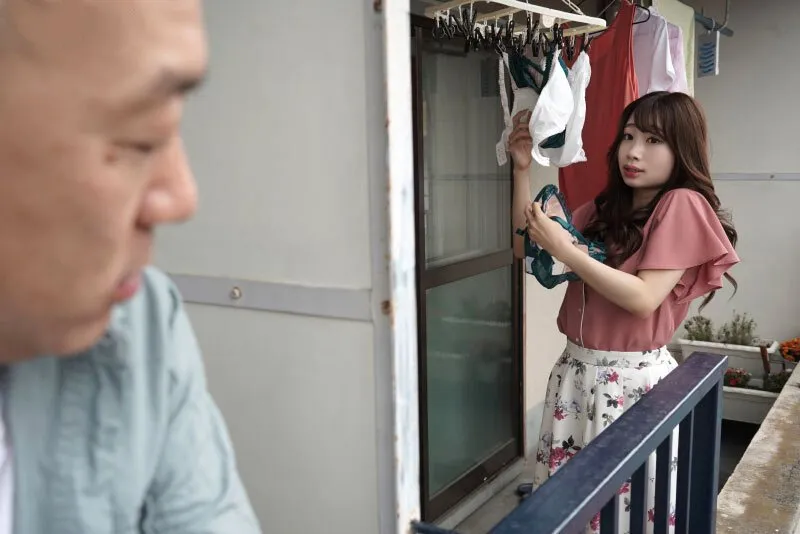 Gã gần nhà chuyên soi mói và cặp bà xã chồng yêu thường xuyên rên la quá to