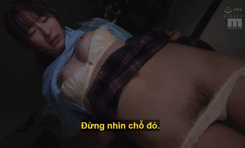 Sếp lớn lập mưu "xơi tái" cô em dưới quyền kiêu kỳ lười nhác, suốt ngày chỉ chăm chăm chat chit với người yêu.