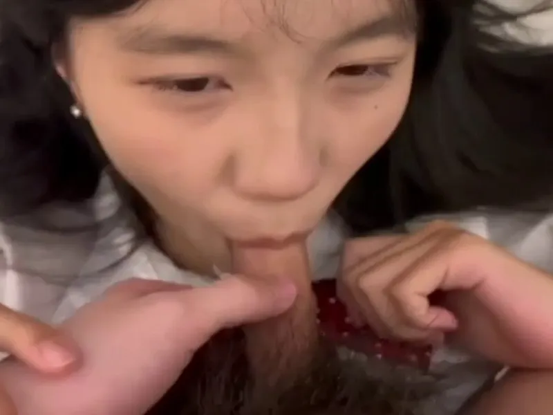 Em loli dễ thương liếm cục thịt biến em thành con em đĩ nứng p2